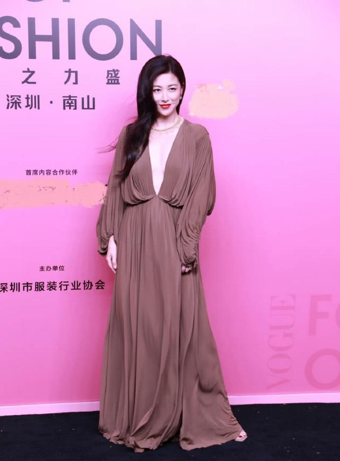 今天朱珠在深圳出席时尚活动，她这回搭配的很简洁，不过显得非常年轻。

朱珠这次穿