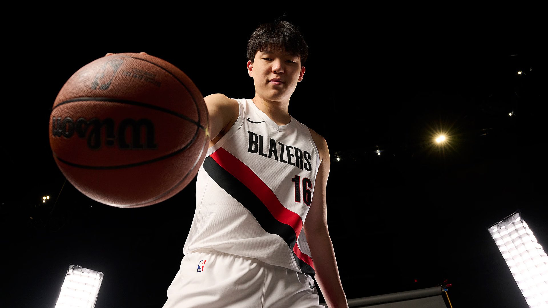 杨瀚森周末加班训练 杨瀚森被派至发展联盟后召回。在周末开拓者没有比赛，所以小杨是