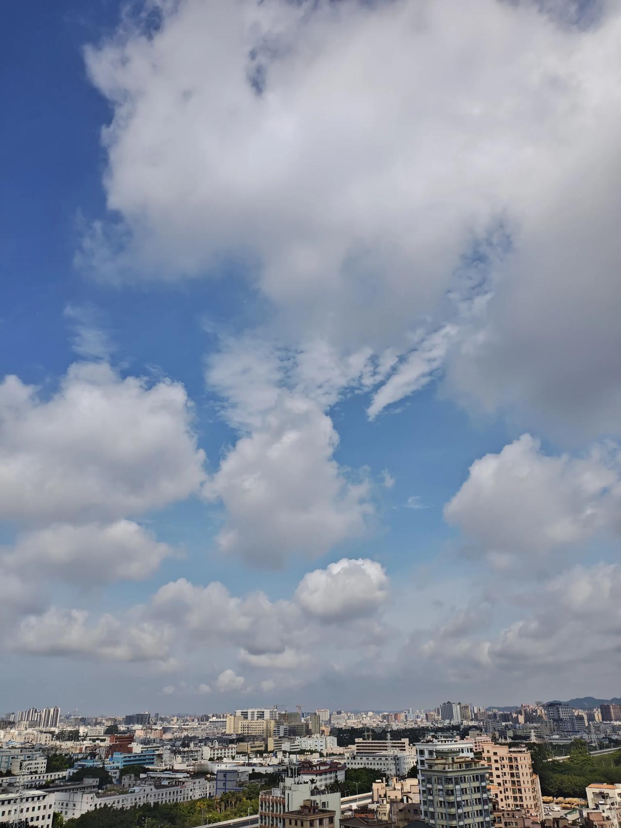 晒晒深圳的天空深圳的天空很美丽，特别是晴天的蓝天白云，晴空万里，一望无边！