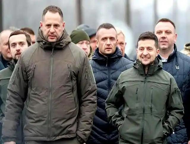 上前线也许是最好的出路 
     由于乌克兰腐败丑闻牵连，泽连斯基的密友，曾任