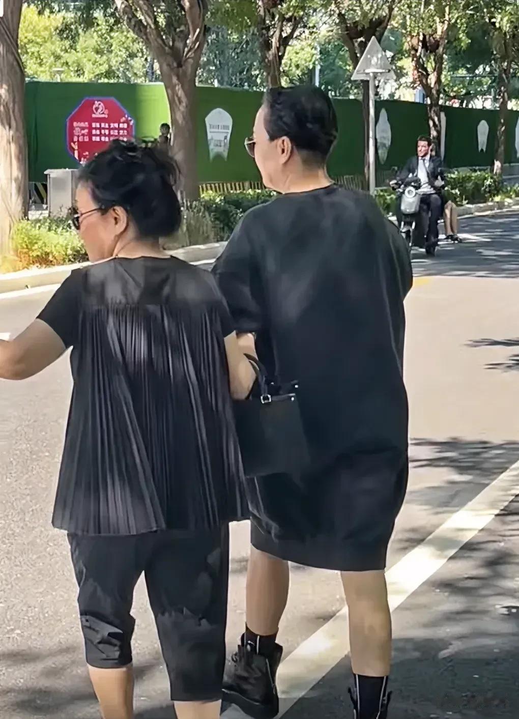 不能不说，宋丹丹确实会打扮，自打退休前几年，头发便越来越短，怎一个帅字了得！


