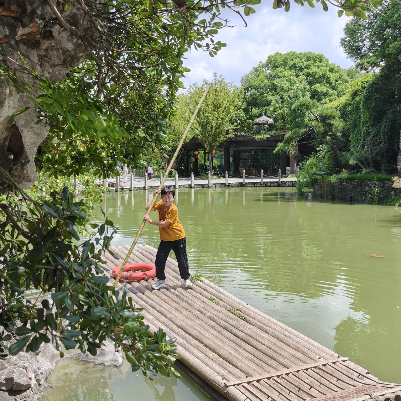 红烛灼灼映喜牌，镌刻世间姻缘期盼，烟火摇曳之间，藏尽传统婚嫁独有的温柔与浪漫。