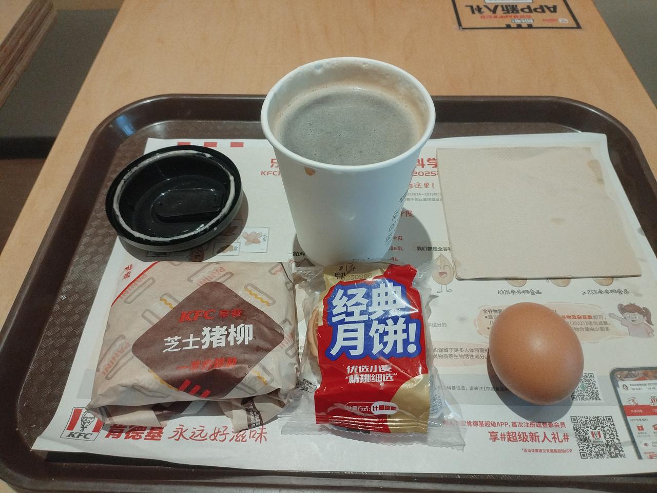 一杯咖啡，一个猪柳汉堡，再加一个煮蛋和一块月饼，是我常年运动前的早餐。