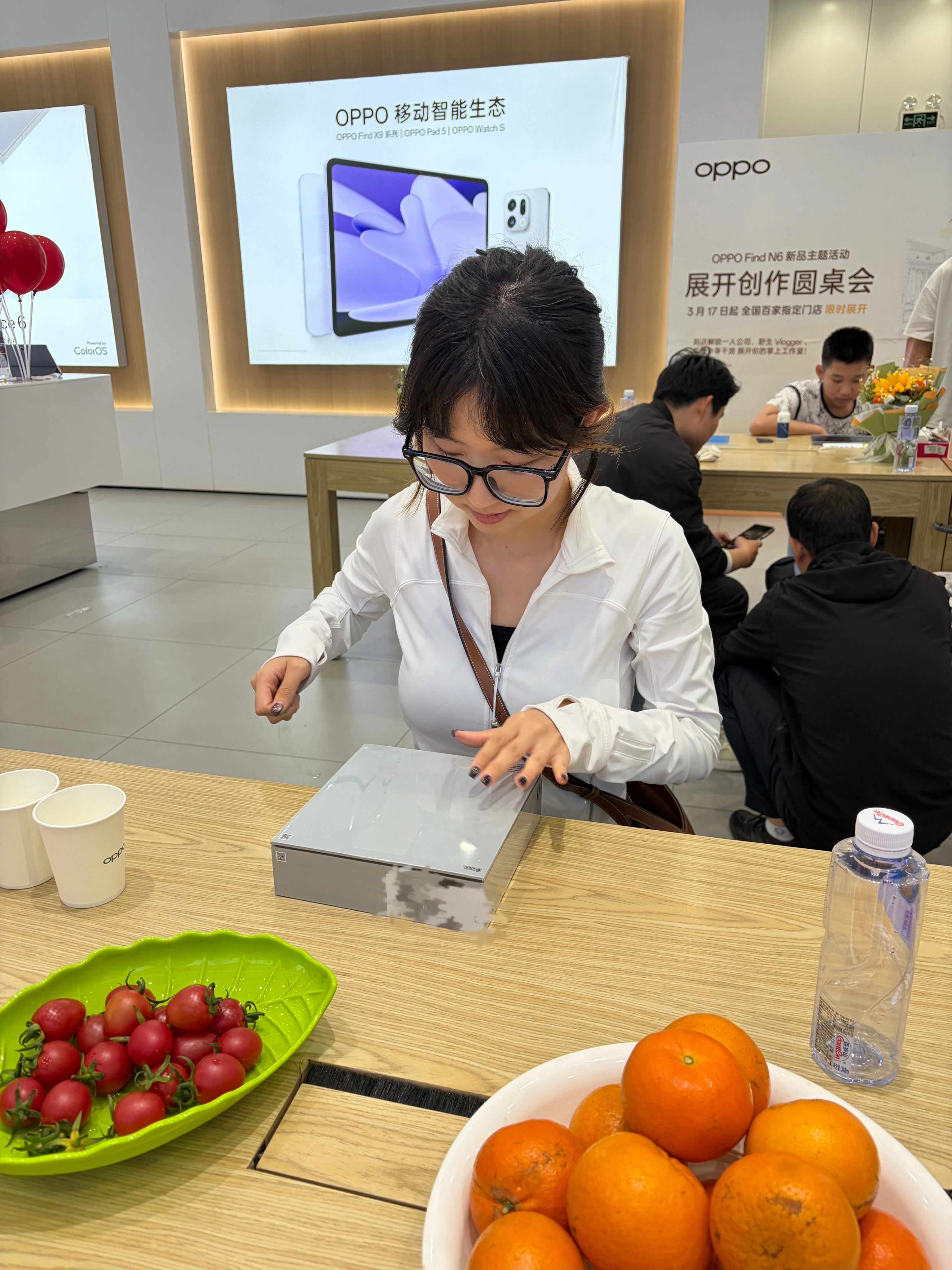 没想到！北海的万达广场居然有 OPPO Find N6 和手写笔套装的现货美丽选