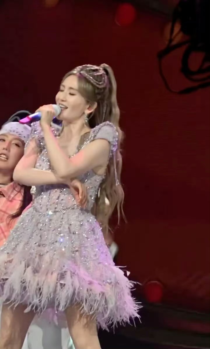 谢娜中年圆梦后开巡演背刺了谁之前说亏本圆梦，现在全国巡演，梦是会膨胀的