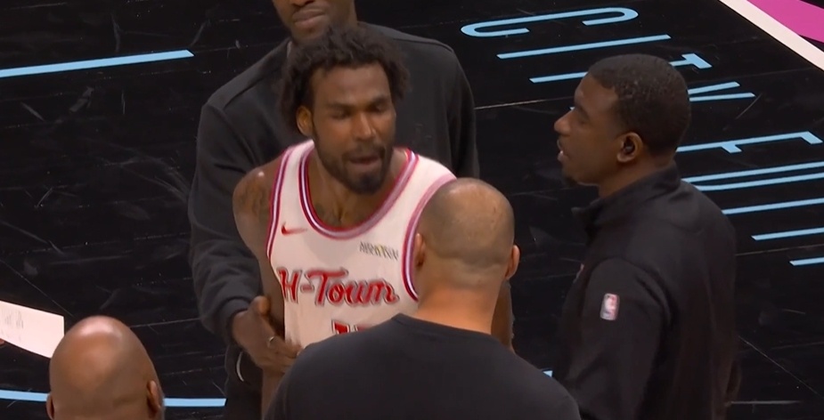 今日火箭比赛暂停期间，乌度卡批评了伊森几句，但伊森觉得那个球并不是自己的问题，他