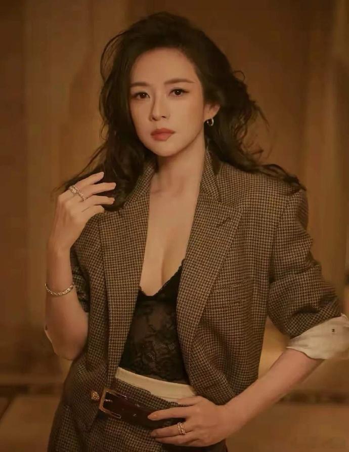 1.章子怡女儿特别喜欢宋雨琦，现在也很喜欢，章子怡帮女儿追过星，一来二去的俩人也