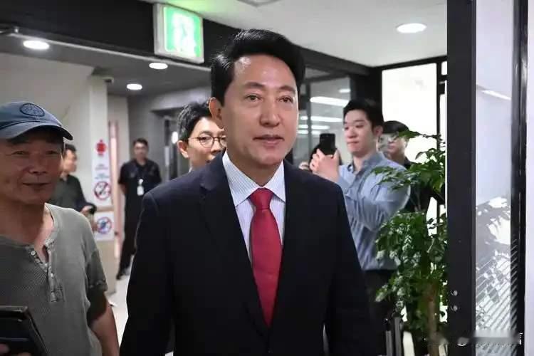 首尔市长吴世勋实现逆风翻盘，二审改判无罪，可以放宽心了。
吴世勋被控参与明泰均案