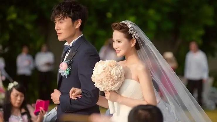 伊能静在节目中坦言，决定和秦昊步入婚姻殿堂时，最先考虑的竟然是儿子恩利的感受。这