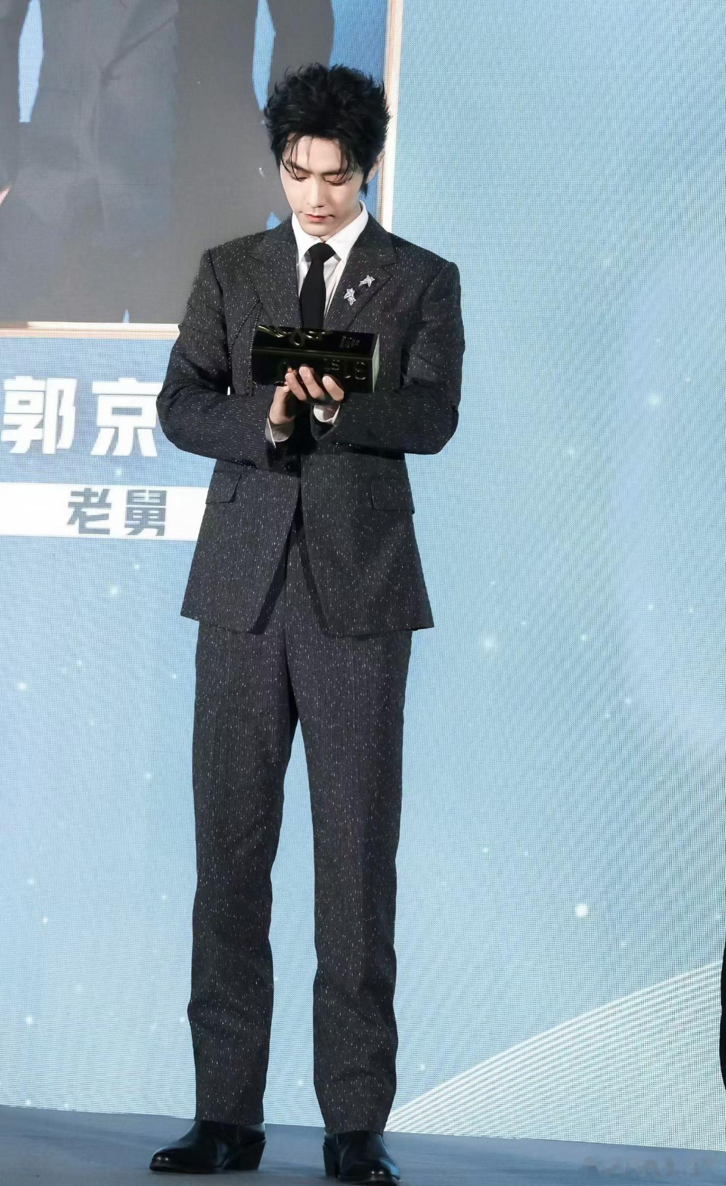肖战1005生日快乐肖战 xz向全世界安利肖战 你眼角挽起的笑意是被微风吹起的涟