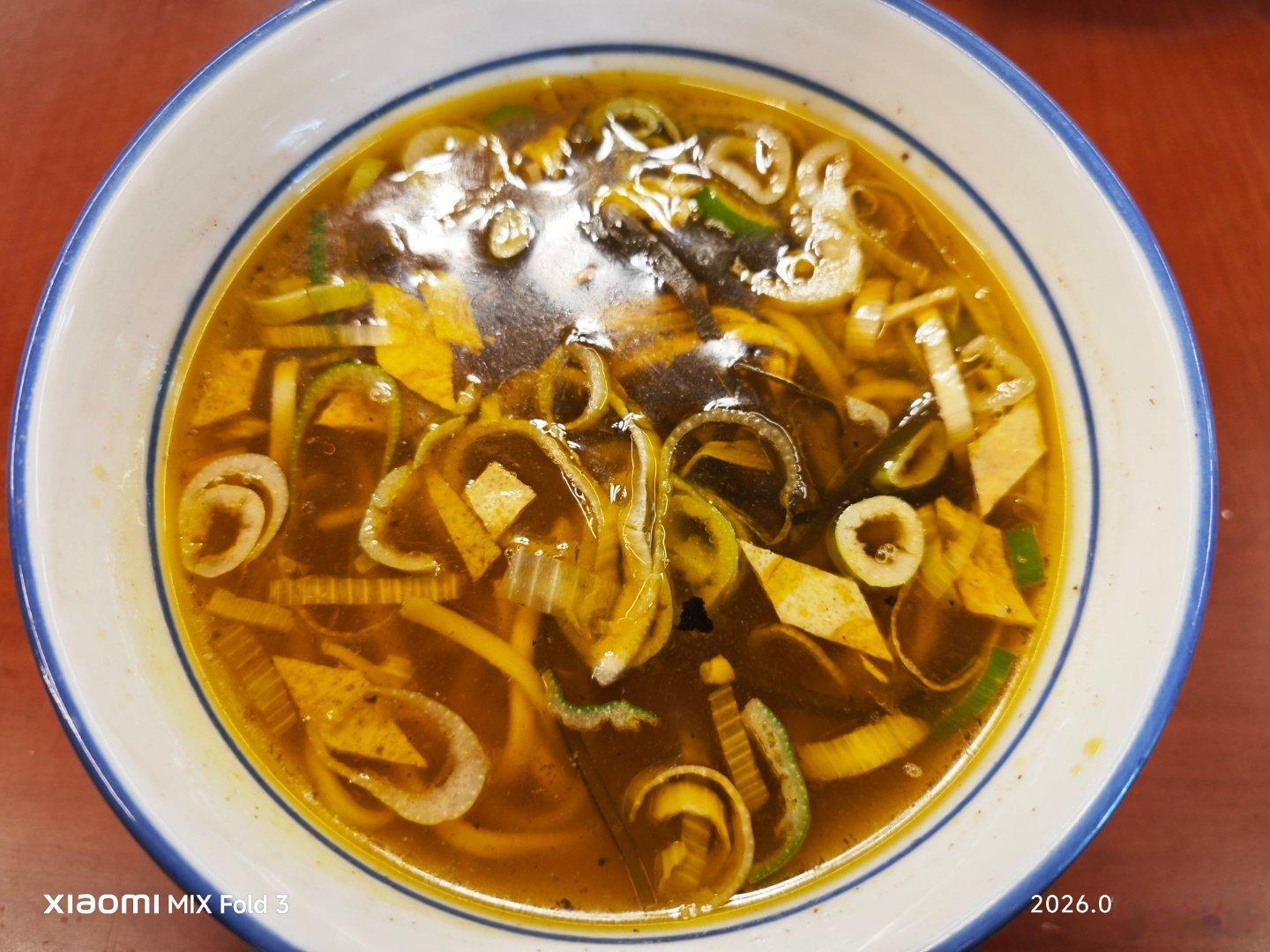 陕西著名的旗花面，一顿吃了两碗，一碗红汤，一碗清汤。 