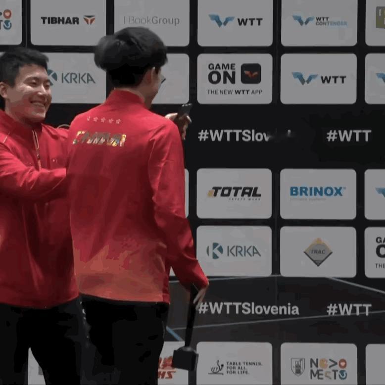 今天晚上看这俩兄弟大战三百回合，会不会他俩打比赛的时候也憋不住笑:-D！头哥和大