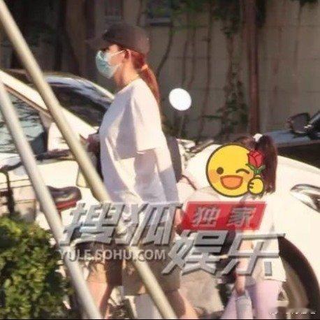 热依扎带5岁女儿散步   近日，演员带5岁女儿👧散步，女儿👧的身高已经到妈妈
