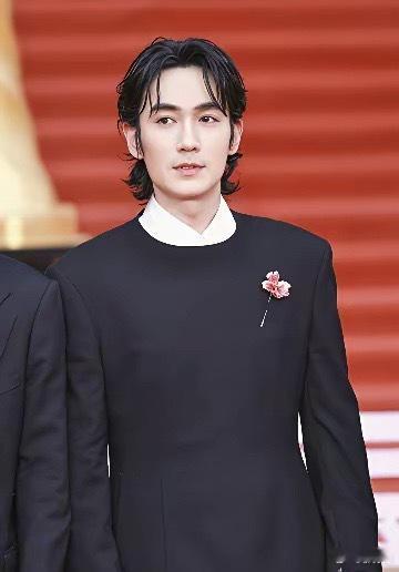 为什么赵丽颖、朱一龙、杨紫有奖有实绩，vogue却迟迟不向他们敞开大门呢？是时尚