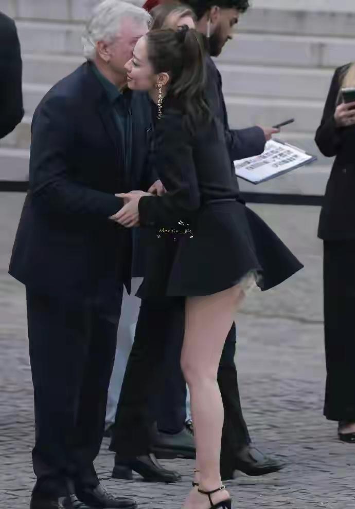 朗朗，你不会管管你老婆吗？

吉娜爱丽丝的穿着打扮一贯如此。
这个德韩混血儿不知