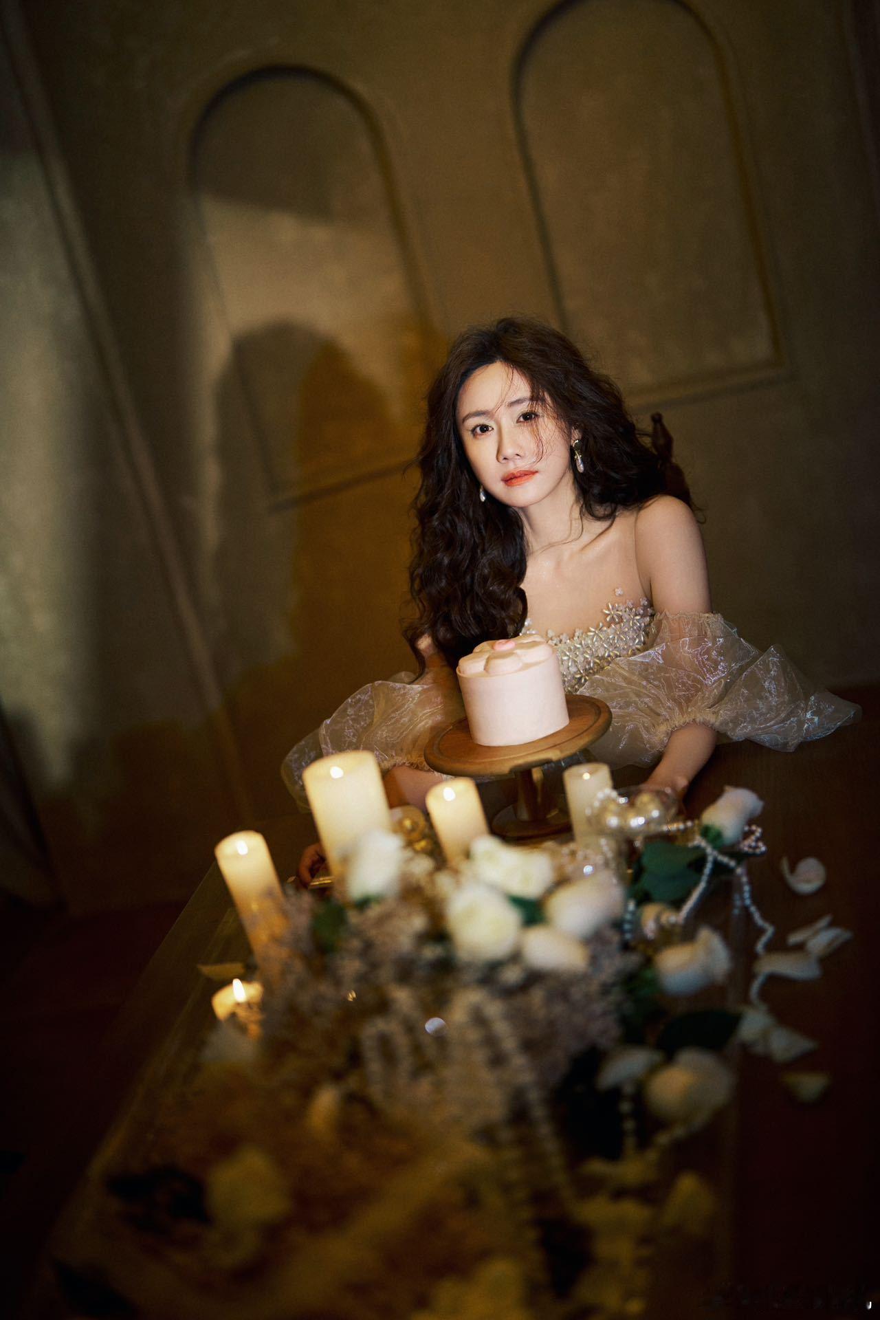 刘芸 油画里跑出来的公主 这种介于复古和梦幻之间的风格太适合刘芸了，她的笑容干净