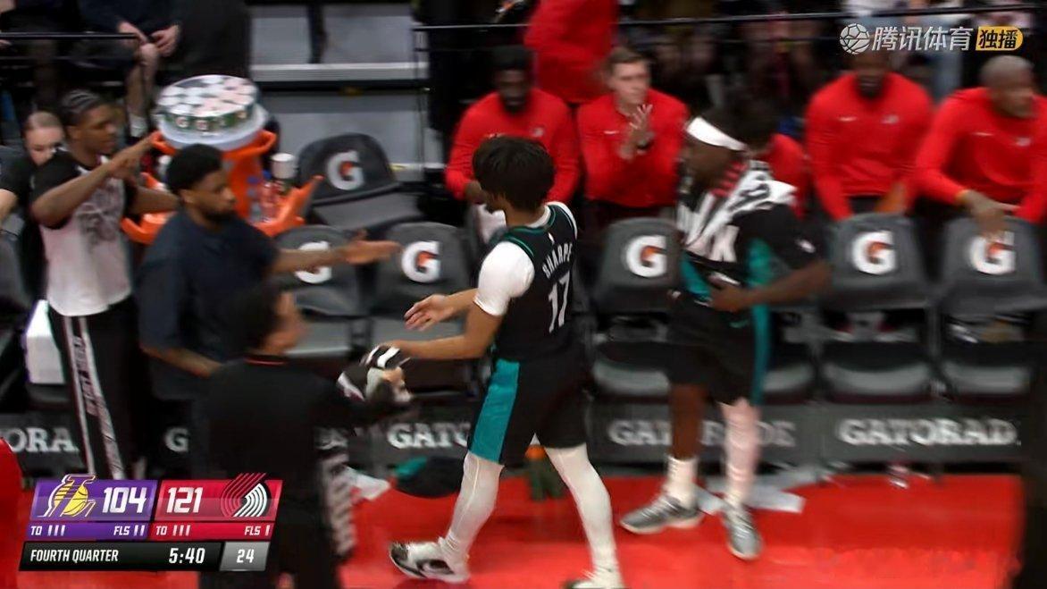 可以歇了，明天还有一场……湖人vs开拓者