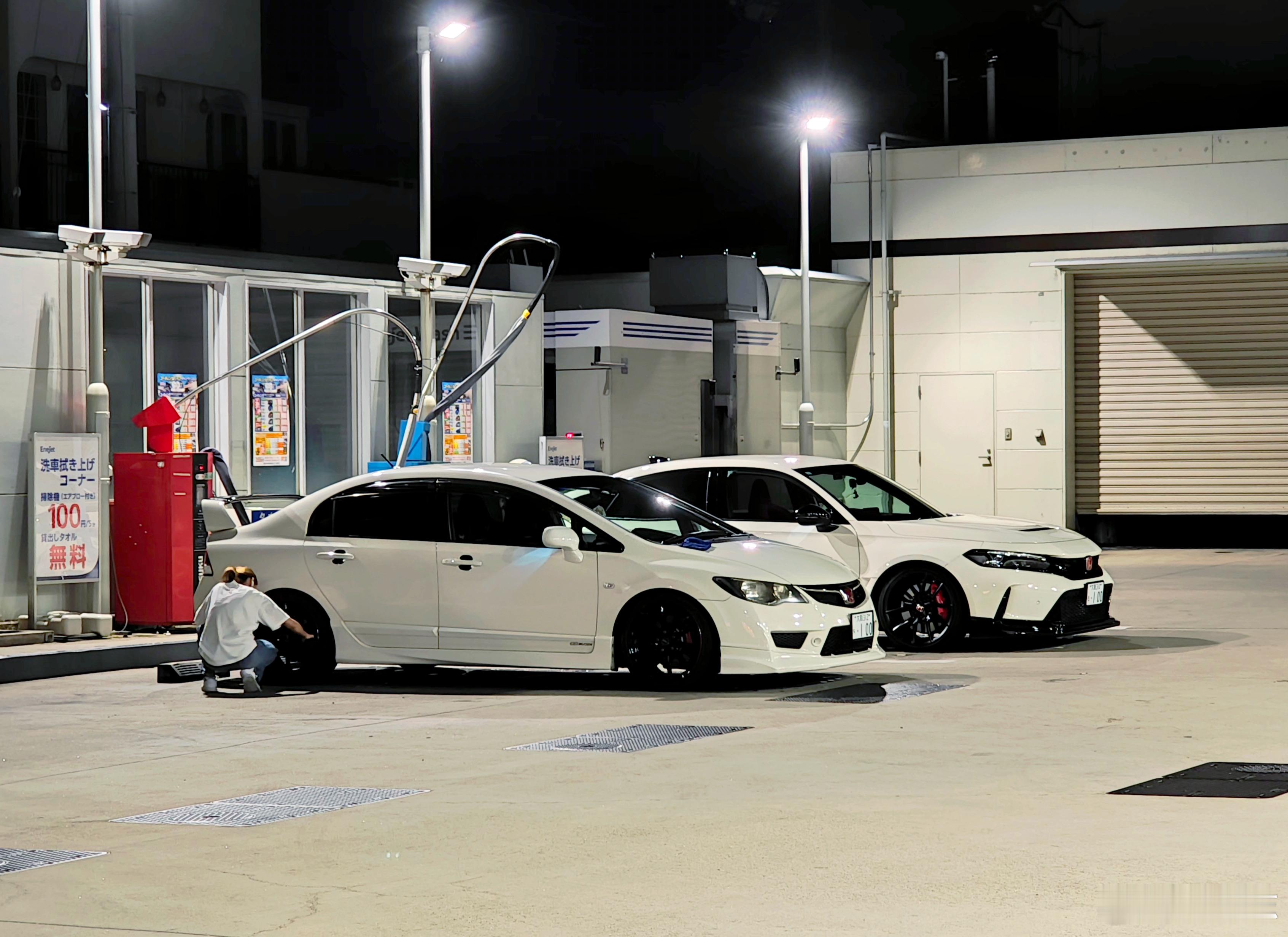 型车街拍 加油站偶遇两台白色本田Type R，一台FD2，一台FL5。看着像是深