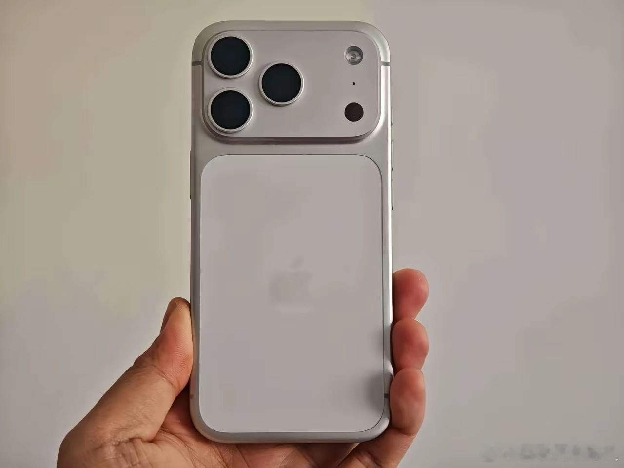 我也是慢慢逆袭变好，和世界首富马斯克同用一款手机！老马拿着iPhone17 Pr