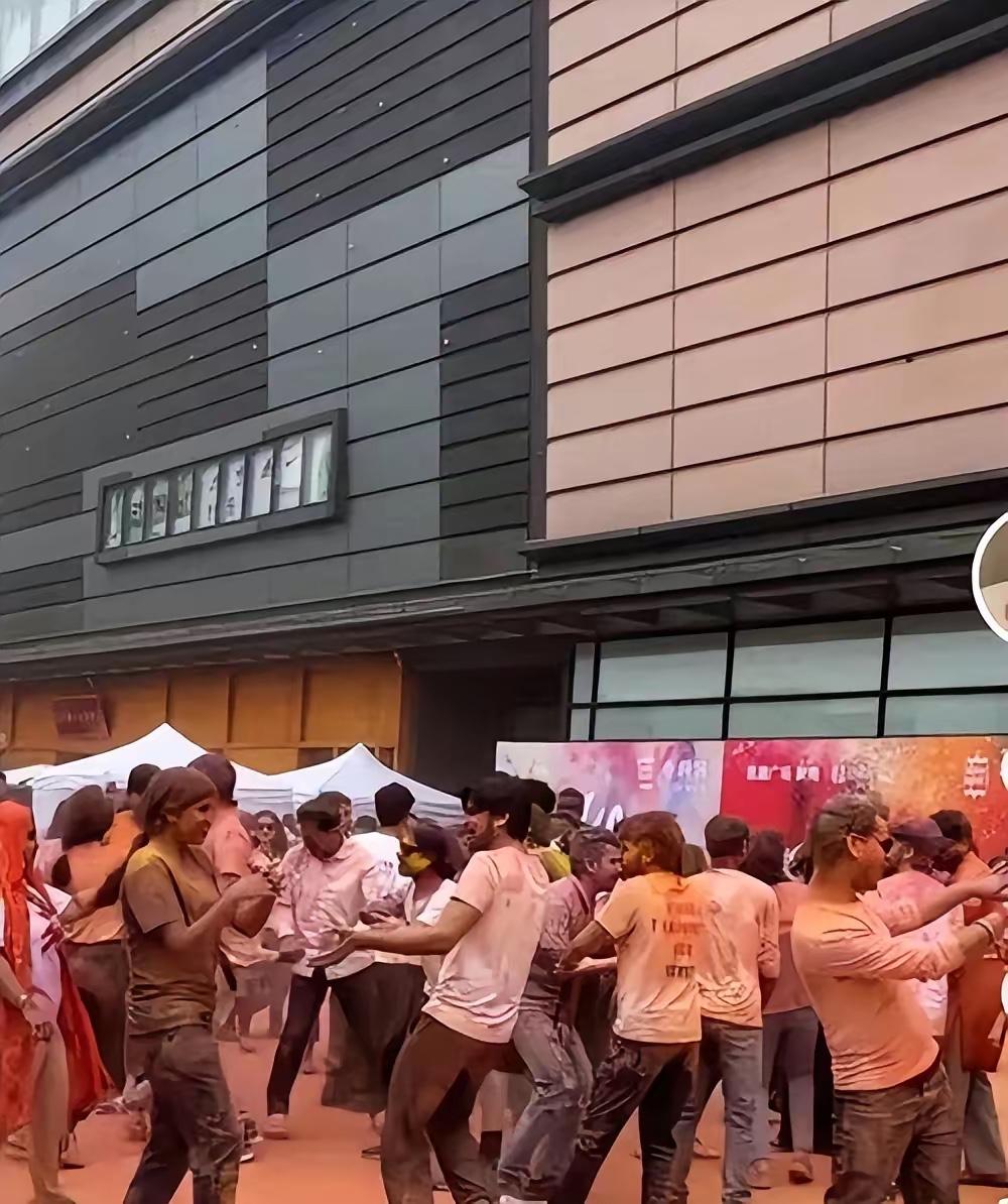民间高人出奇招！滞留国内不愿走的印度朋友，一条路子实现三大欢喜[偷笑]
面对不少