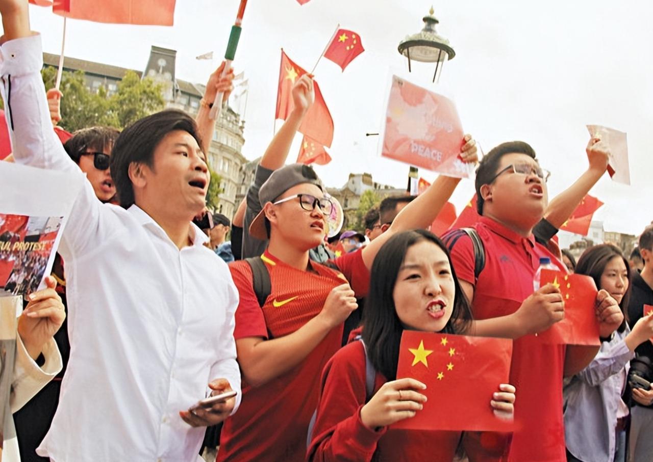 印度人在海外为什么比华人团结？许多人都没说到点子上。其实答案很简单，华人看起来像