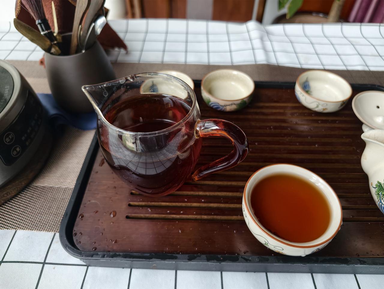 看我这焦糖色，品相很好，这是第7、8泡的汤色。各位茶友，能不能猜出来我喝的是什么