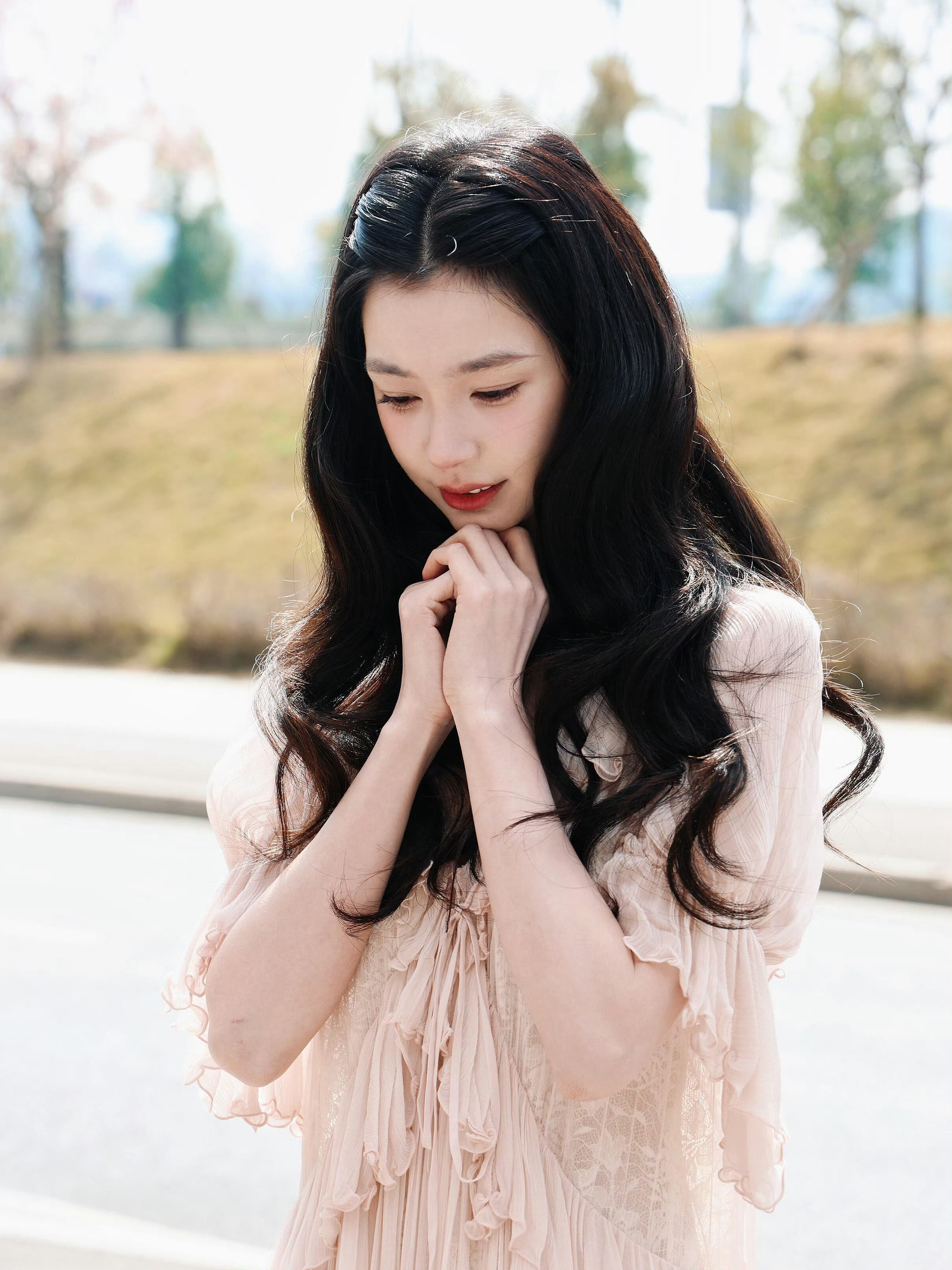 易梦玲  春日穿搭公式：浅粉纱裙 + 手捧花束 ， 不刻意的瞬间，最是迷人。📸