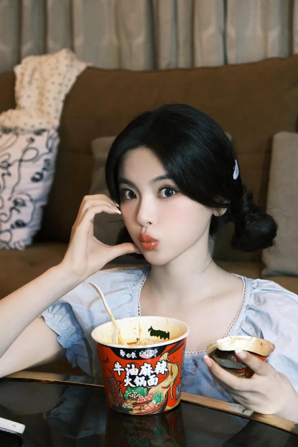 杨超越收工的快乐在于吃[呲牙][呲牙][呲牙]而且还比较钟意火锅面，通过她发的快