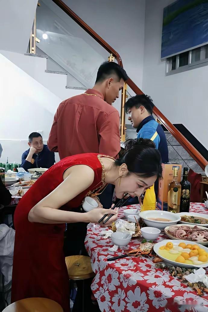 新娘子忙活一天，这是真饿了！结婚办喜事是非常累人的，包括双方的父母，包括新郎新娘