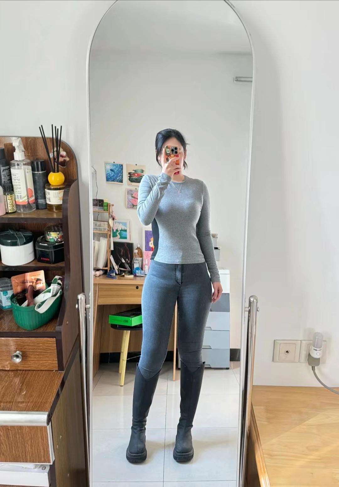 上联：素衫紧裤映菱花，身段玲珑如玉琢
下联：长靴修身裁柳叶，风姿绰约似云浮