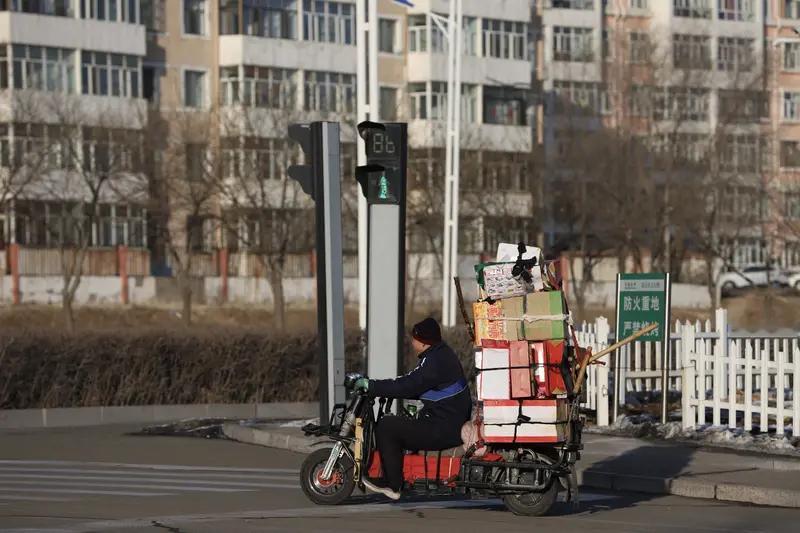 【大庆快递站突发意外，朋友女儿与男子的赔偿风波震动全城！】  

2024年1月