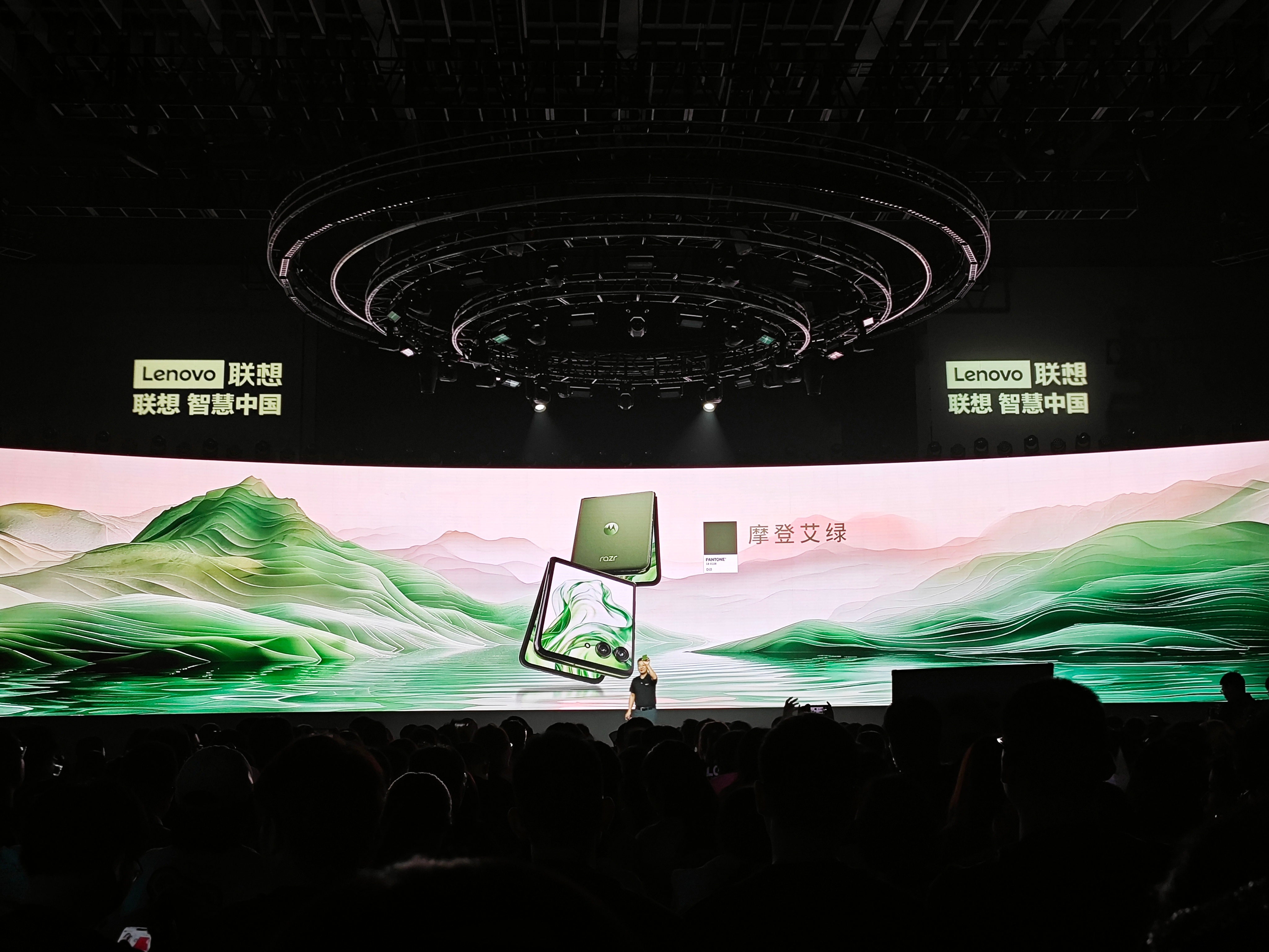 摩托razr 50 Ultra 的外屏采用四边等宽设计，4.0英寸大尺寸。此外内