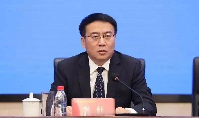 新疆商务厅原党组书记、副厅长李轩，被撤销自治区政协委员资格；曾任新疆供销合作社理