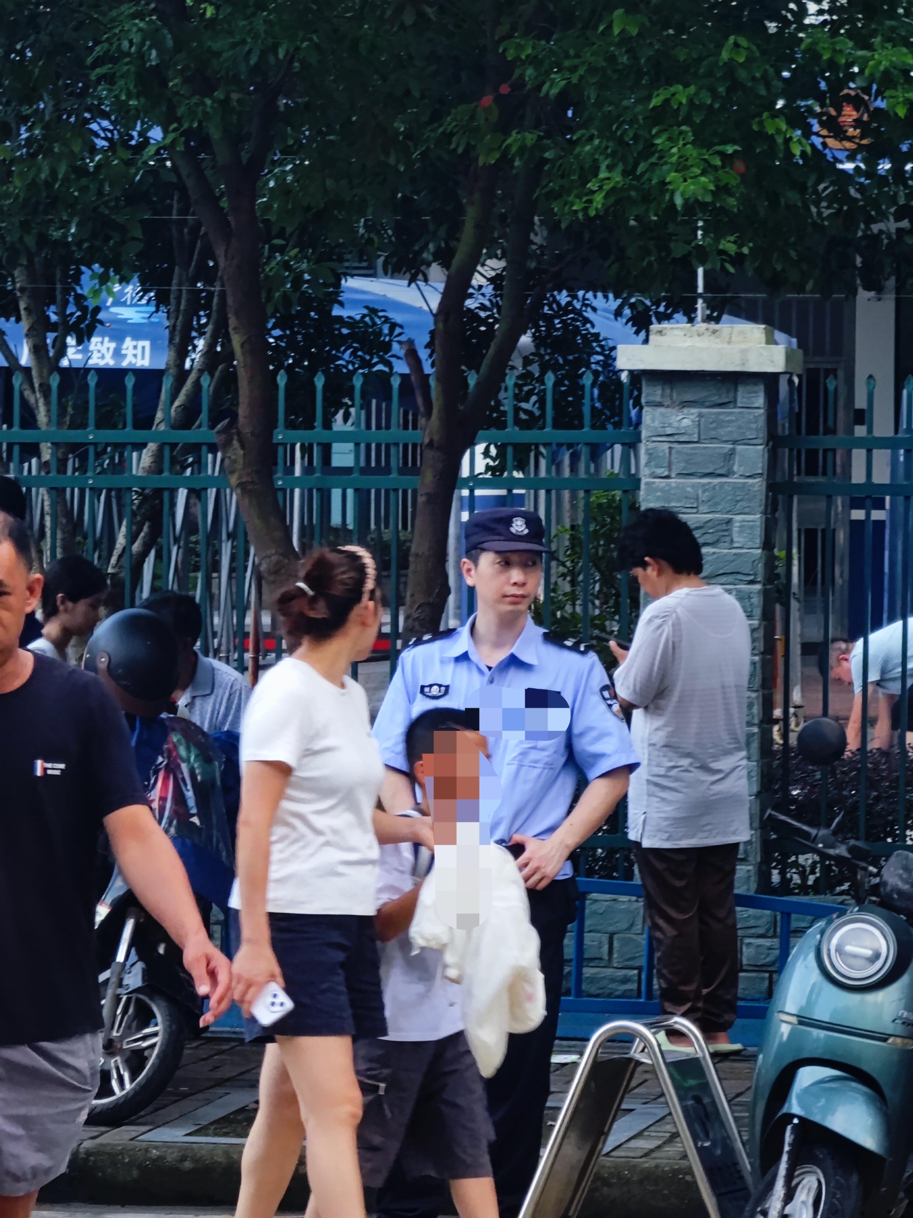 网友抓拍的有趣一幕，前方酷似龙队，后方低头玩手机的像小石头。乒乓球[超话] ​​