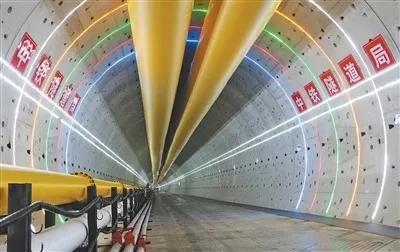 上海崇明岛、世界最大高铁盾构隧道：
  7月30日，我国自主研制的世界最大直径高
