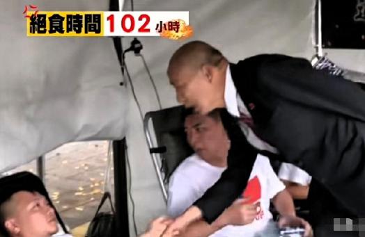 绝食超 102 小时！韩国瑜专程探望蓝营四位青年，怕消耗体力只敢小声问候，短短交