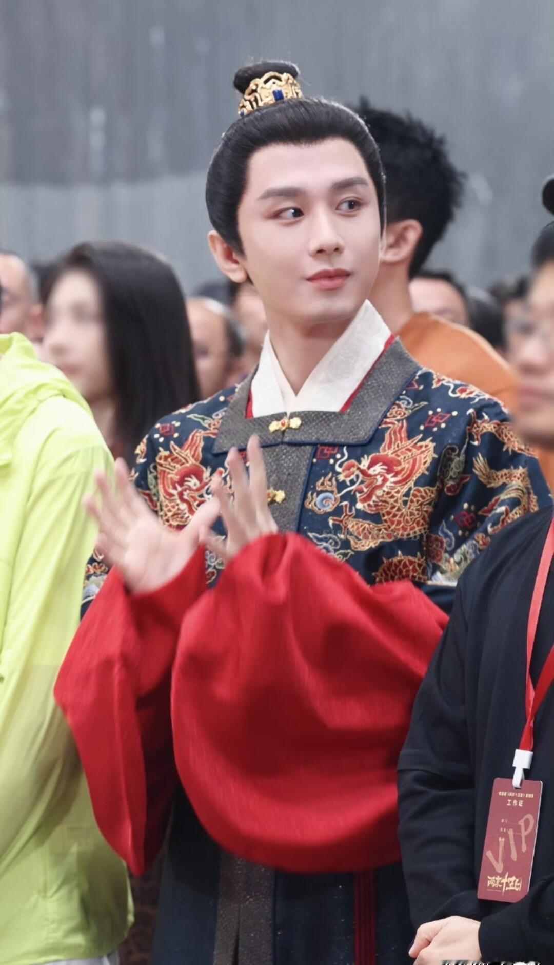 央视八套突然出手，30秒预告直接炸了。
十五天从南京跑到北京，一镜到底，没特效，