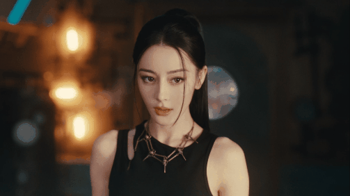 迪丽热巴化身格斗女神，在冒险的旅途中，她无惧黑暗，用勇气和智慧照亮前行的道路。她