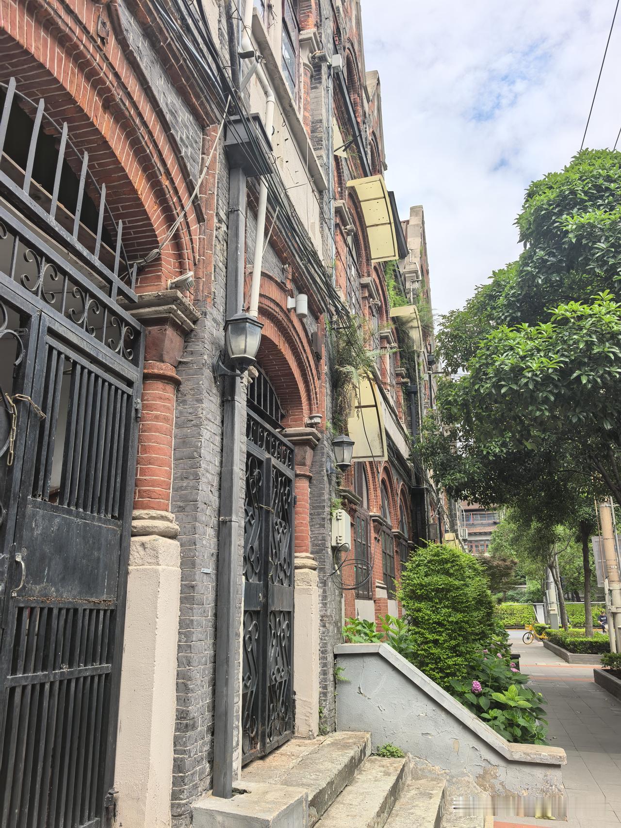 上周六上午，我先打卡犹太难民纪念馆对面的白马咖啡馆绿地，随后沿舟山路步行去往霍山