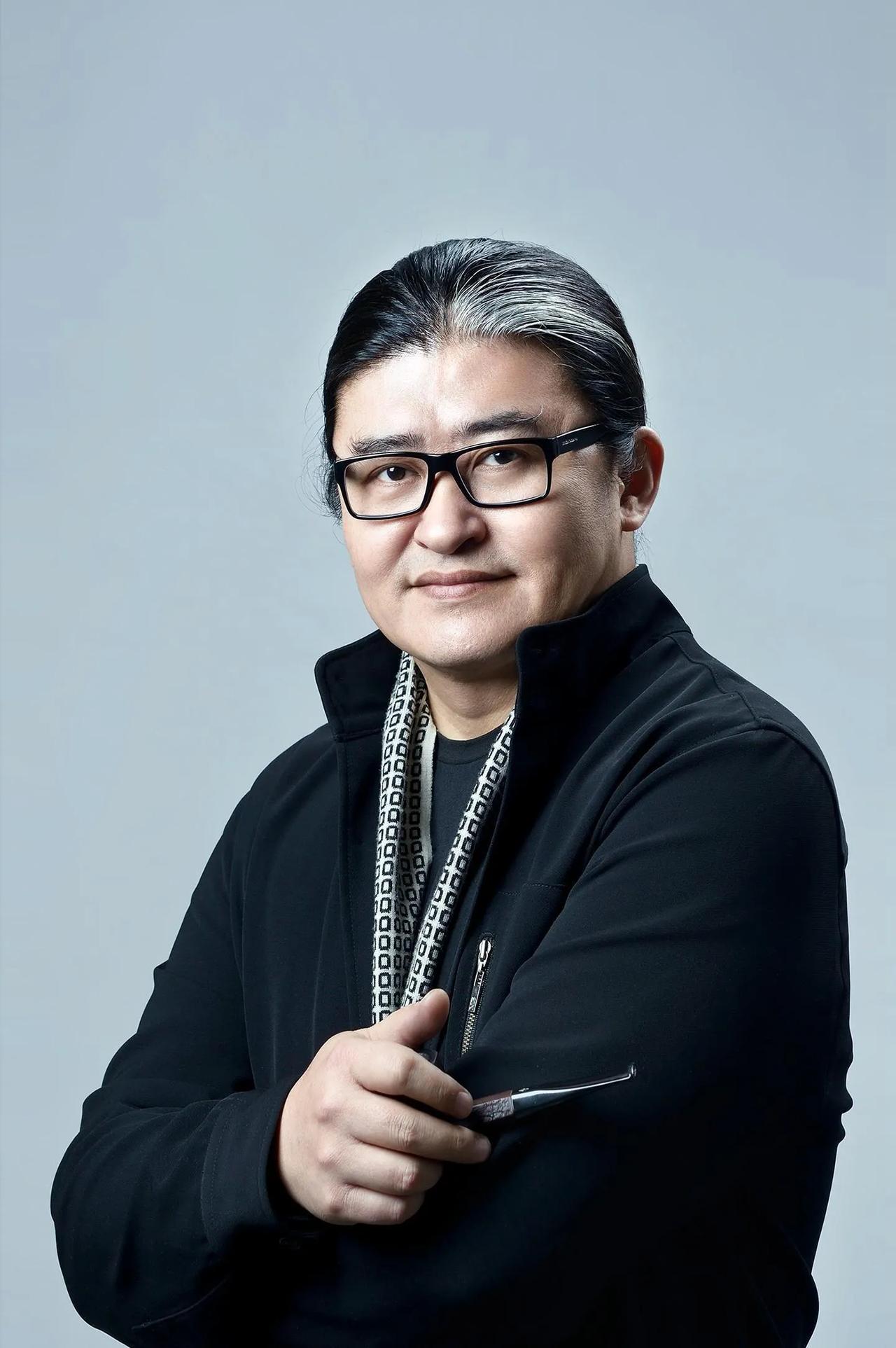 倪萍大概也没想到，年届七十的三婚丈夫杨亚洲，如今反倒成了全家人的骄傲。前不久他执