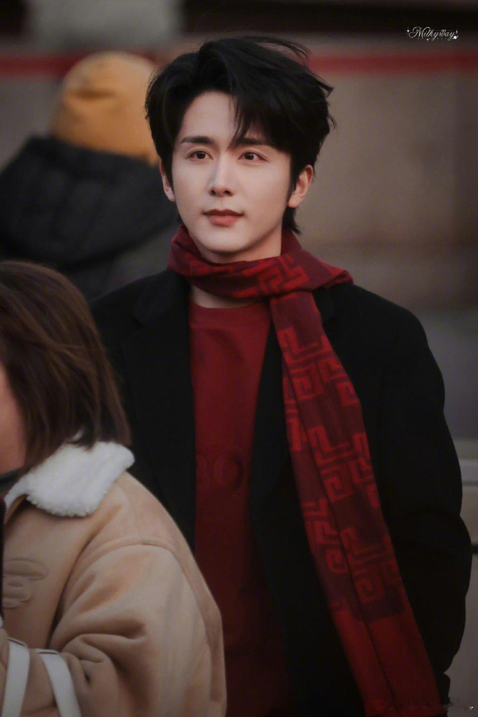 张新成在央视门口出片了 在央视门口这站姿，每一张都像杂志封面