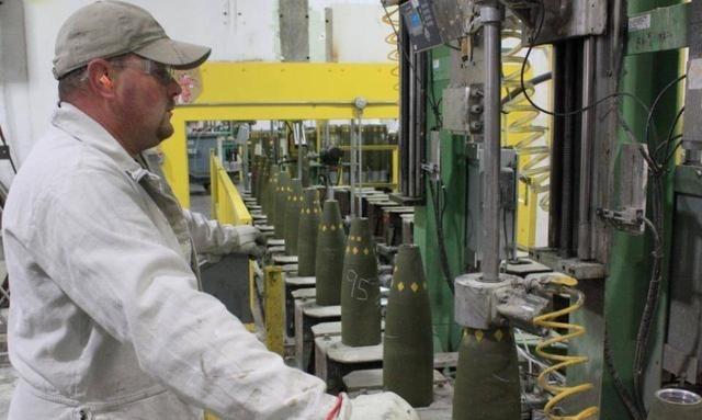 一位美籍华人说，中国人别太自大，美国把钢铁、机电、军工这些产业转移出去，是因为它