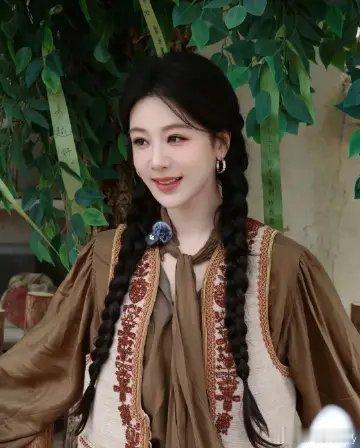 杨紫玉树文旅局长赠羊毛毡给杨紫杨紫重回《生命树》德令哈取景地，邂逅玉树文旅局长，
