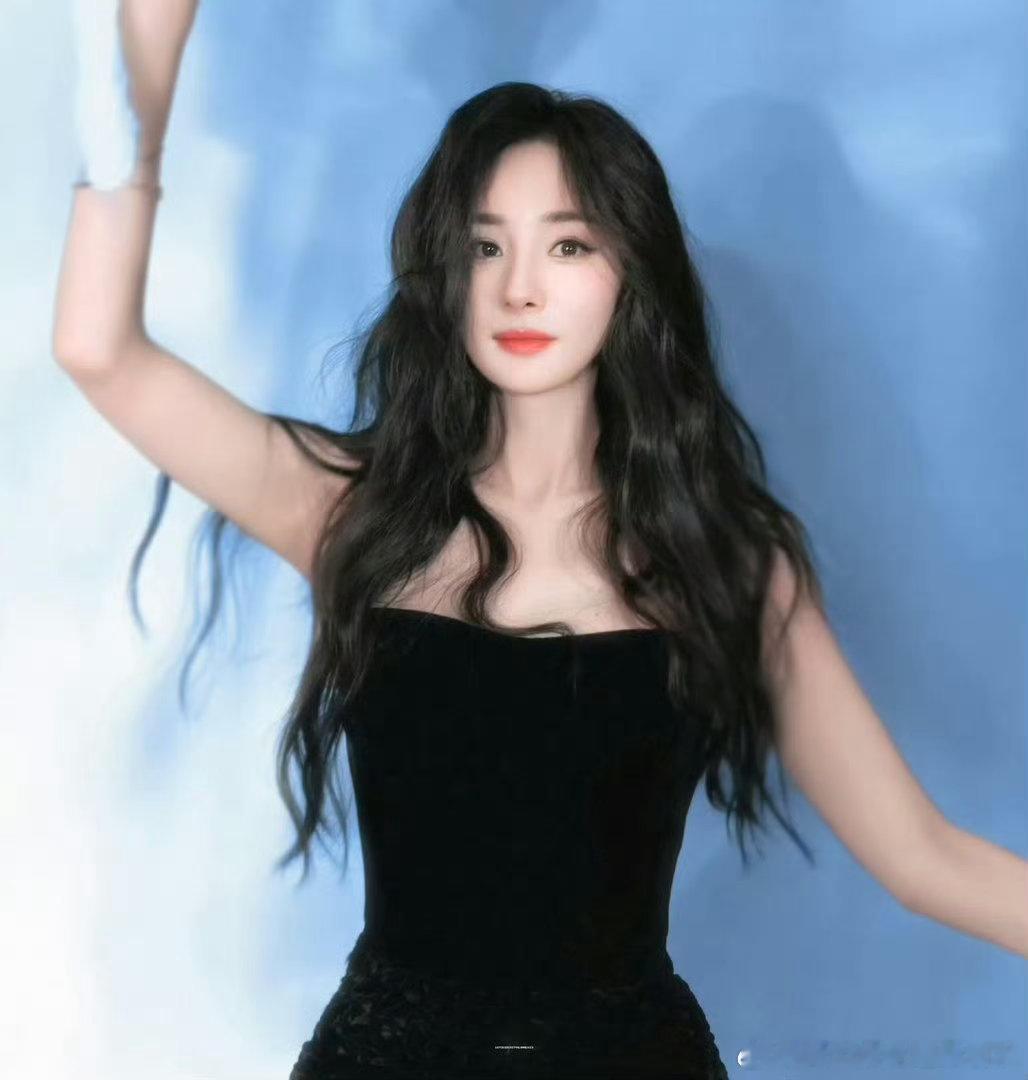 杨幂大波浪抹胸黑裙造型杨幂姐姐这个造型绝了啊！简直美到我的心里去了啊！真的是御姐