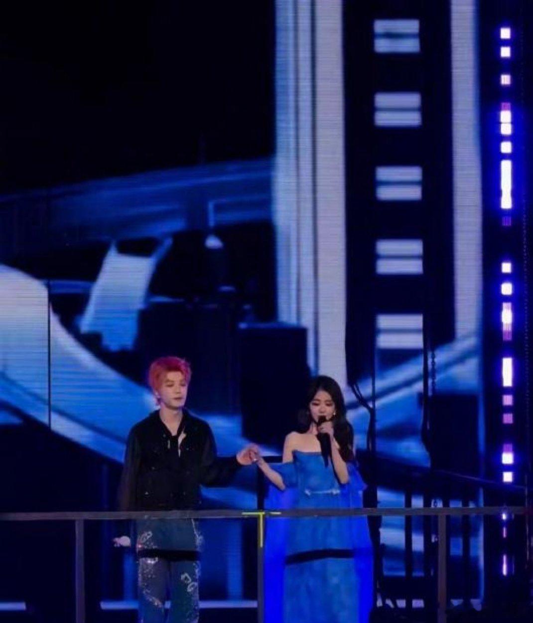 谭松韵去王栎鑫演唱会当嘉宾4月25日，王栎鑫“X”巡回演唱会南京收官站，谭松韵惊