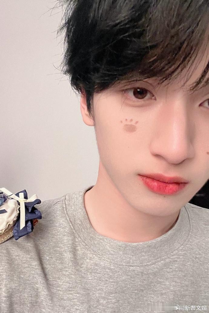 #严浩翔自拍vs他拍##严浩翔分享他拍和自拍#严浩翔的自拍与他拍具有可爱的迷人之