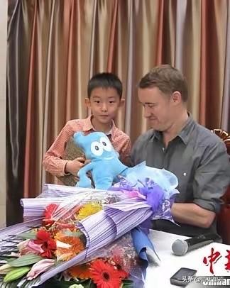 2012年，年少的吴宜泽与“台球皇帝”斯蒂芬·亨得利合影……

当年，亨得利前往