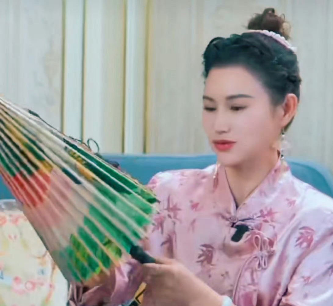 邓超予谈惊艳春晚的西湖绸伞  汉服人不语只是一味买春晚同款伞 春晚赵雅芝和叶童的