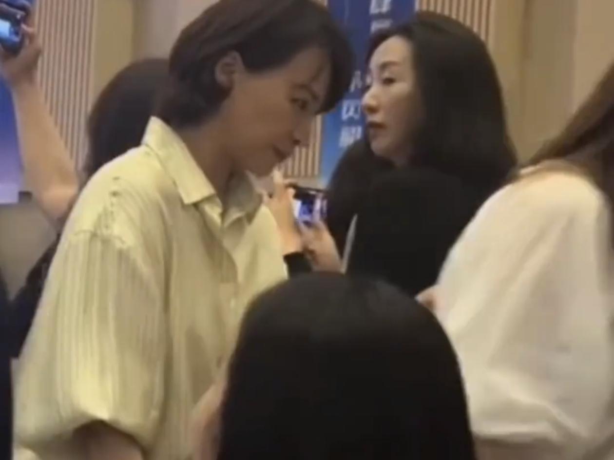董卿前两天罕见露面，出现在了她儿子小学毕业典礼的现场，网友拍摄的视频中可以看出5
