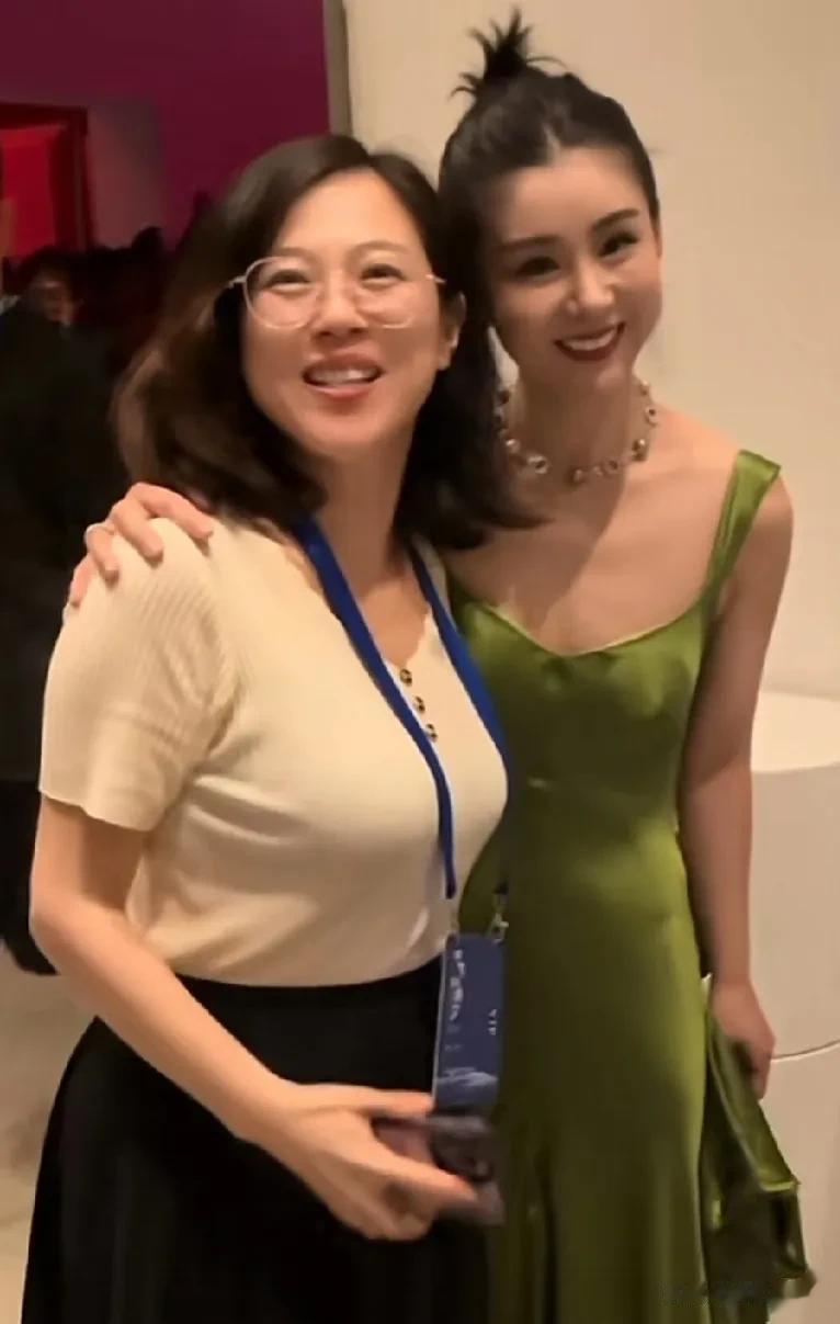 白色衣服更像明星吧